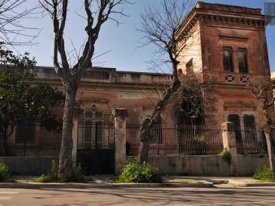 O ancora Villa Giordani, in stato di abbandono: si sgretola ogni giorno un po� di pi� ma rimane stoicamente in piedi, in attesa che una mano misericordiosa venga a strapparla al declino